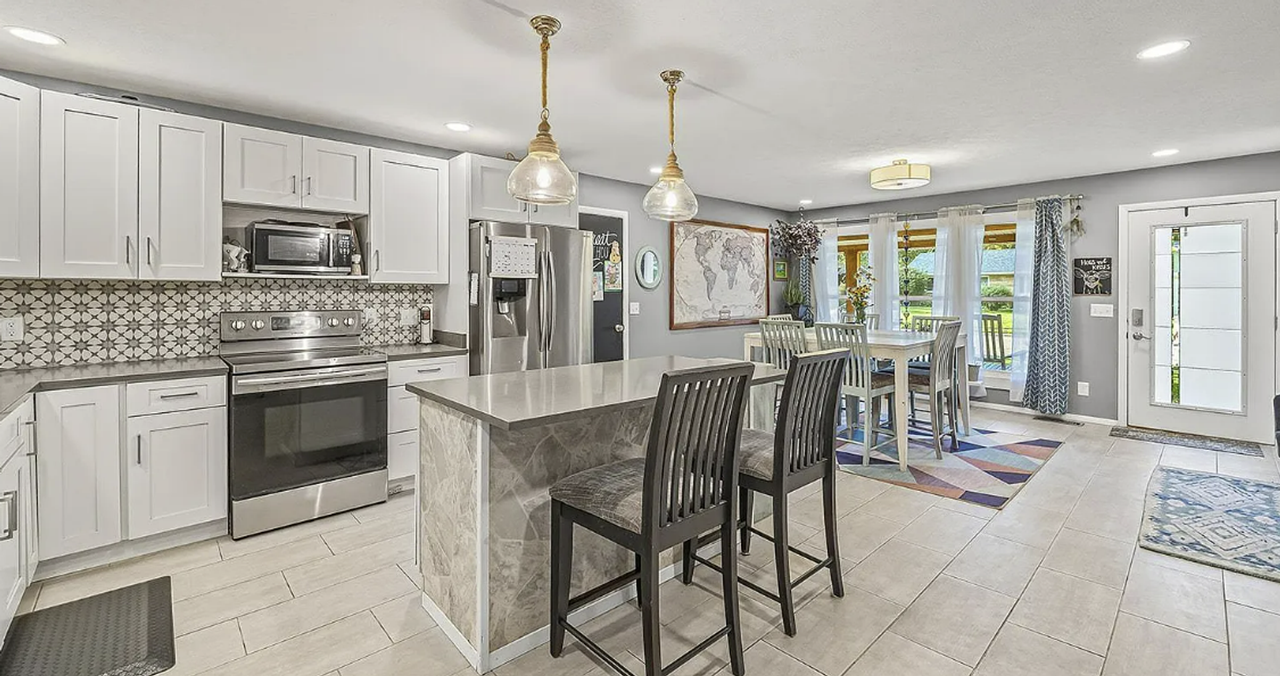 212 Myrtle Dr - Photo 3 of 7