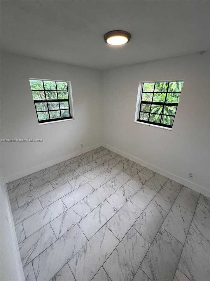 4421 Nw 33rd St - Photo 3 of 25
