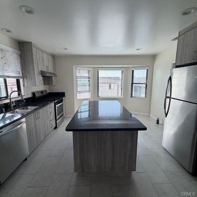 701 S Glenoaks Blvd #201 - Photo 2 of 8