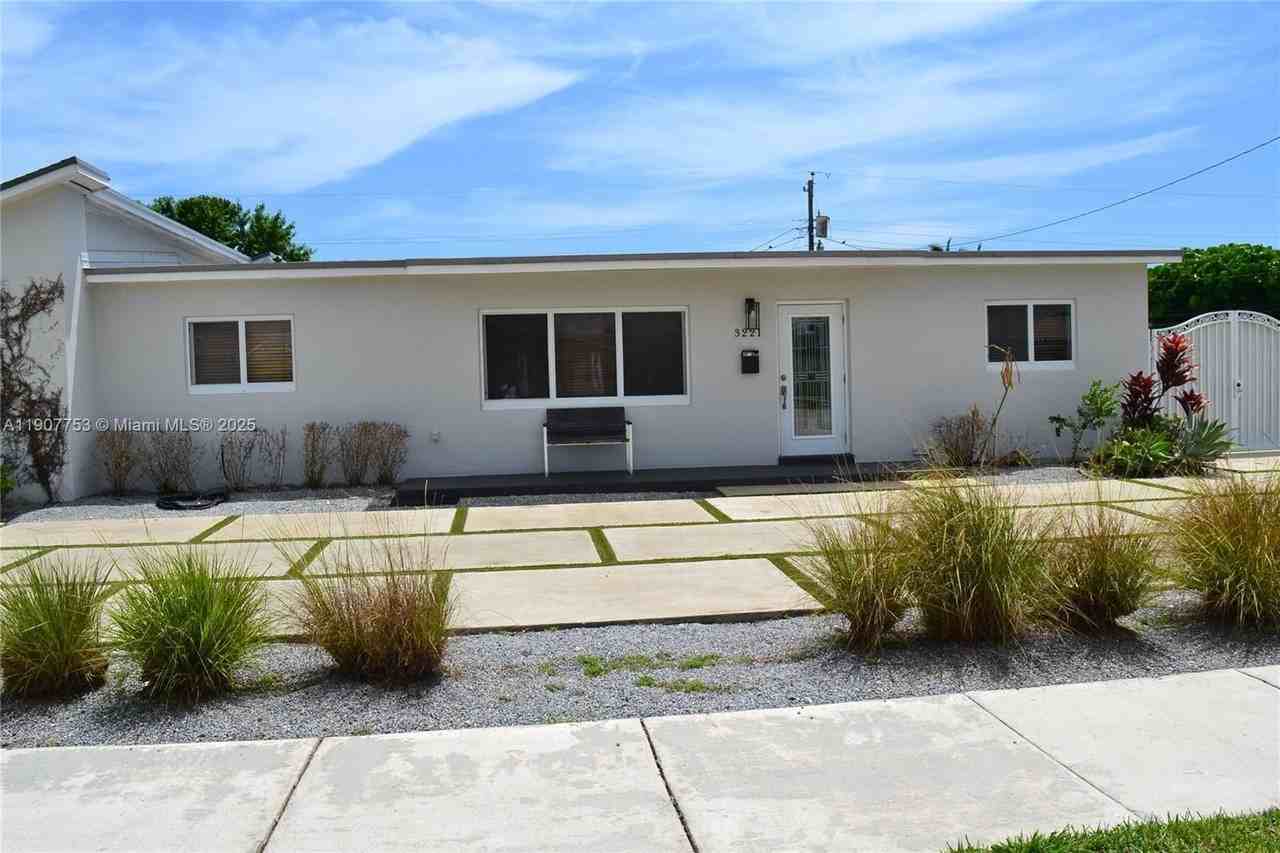 3221 Sw 93rd Pl - Photo 2 of 39