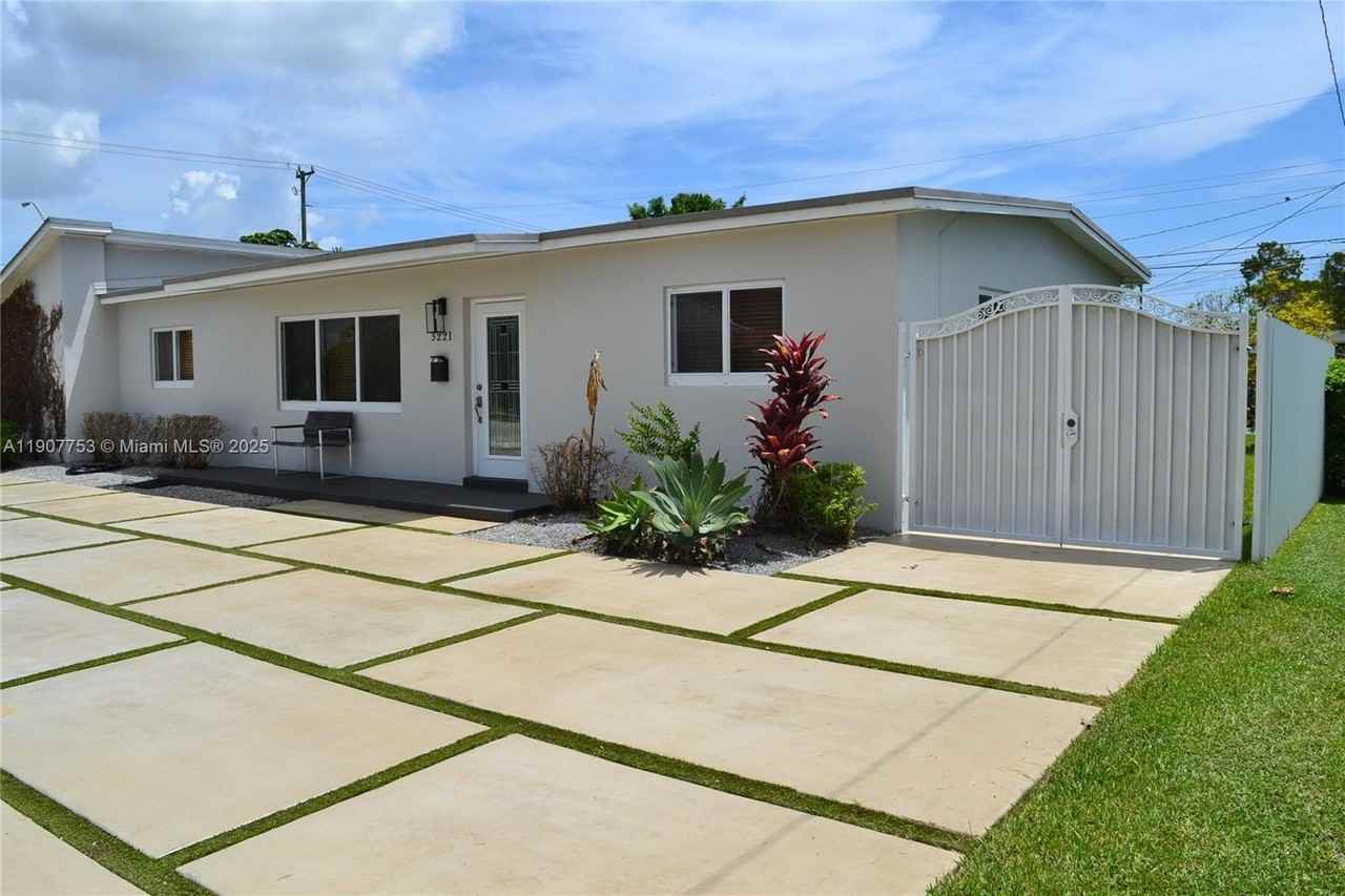 3221 Sw 93rd Pl - Photo 7 of 39