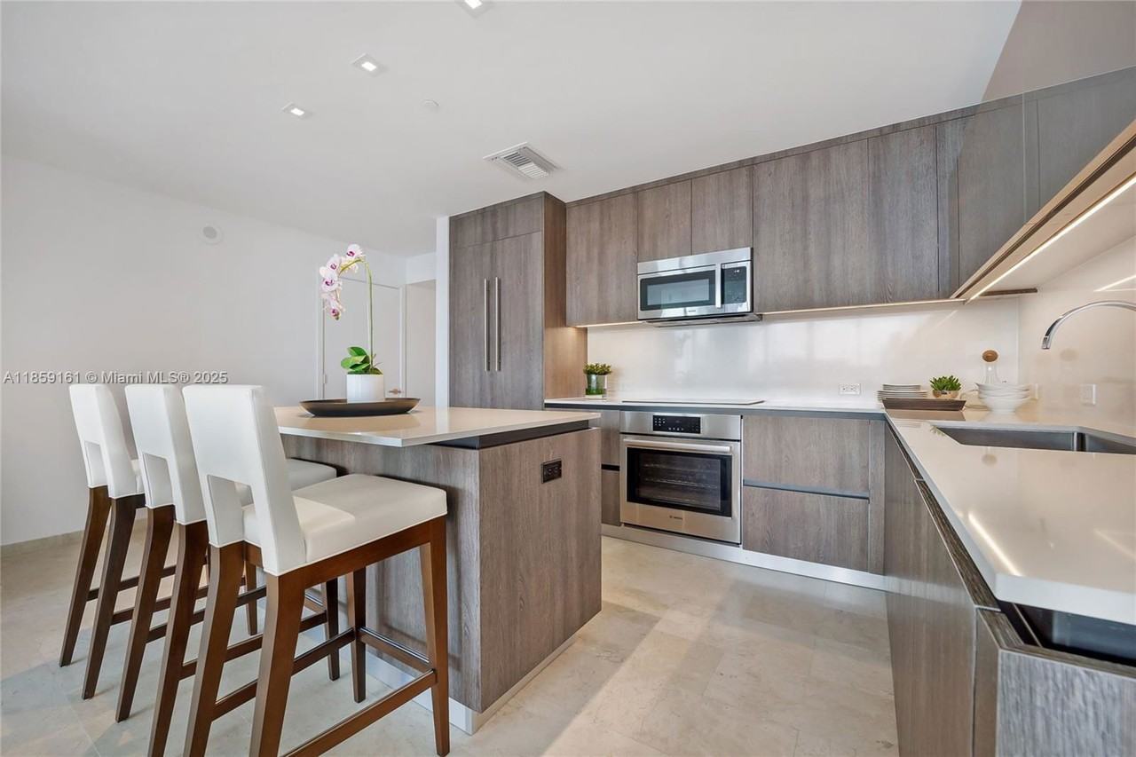 88 Sw 7th St #1810 - Photo 3 of 8