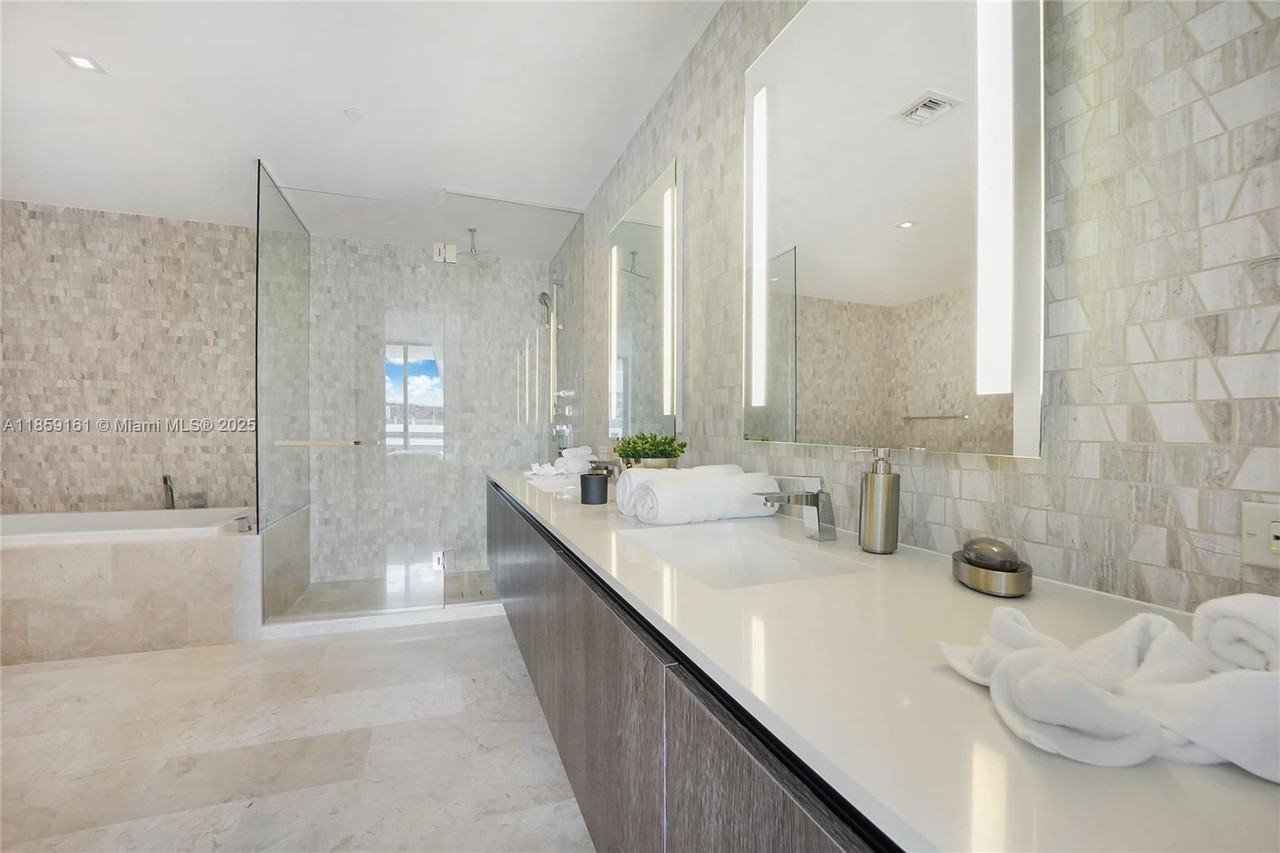 88 Sw 7th St #1810 - Photo 7 of 8