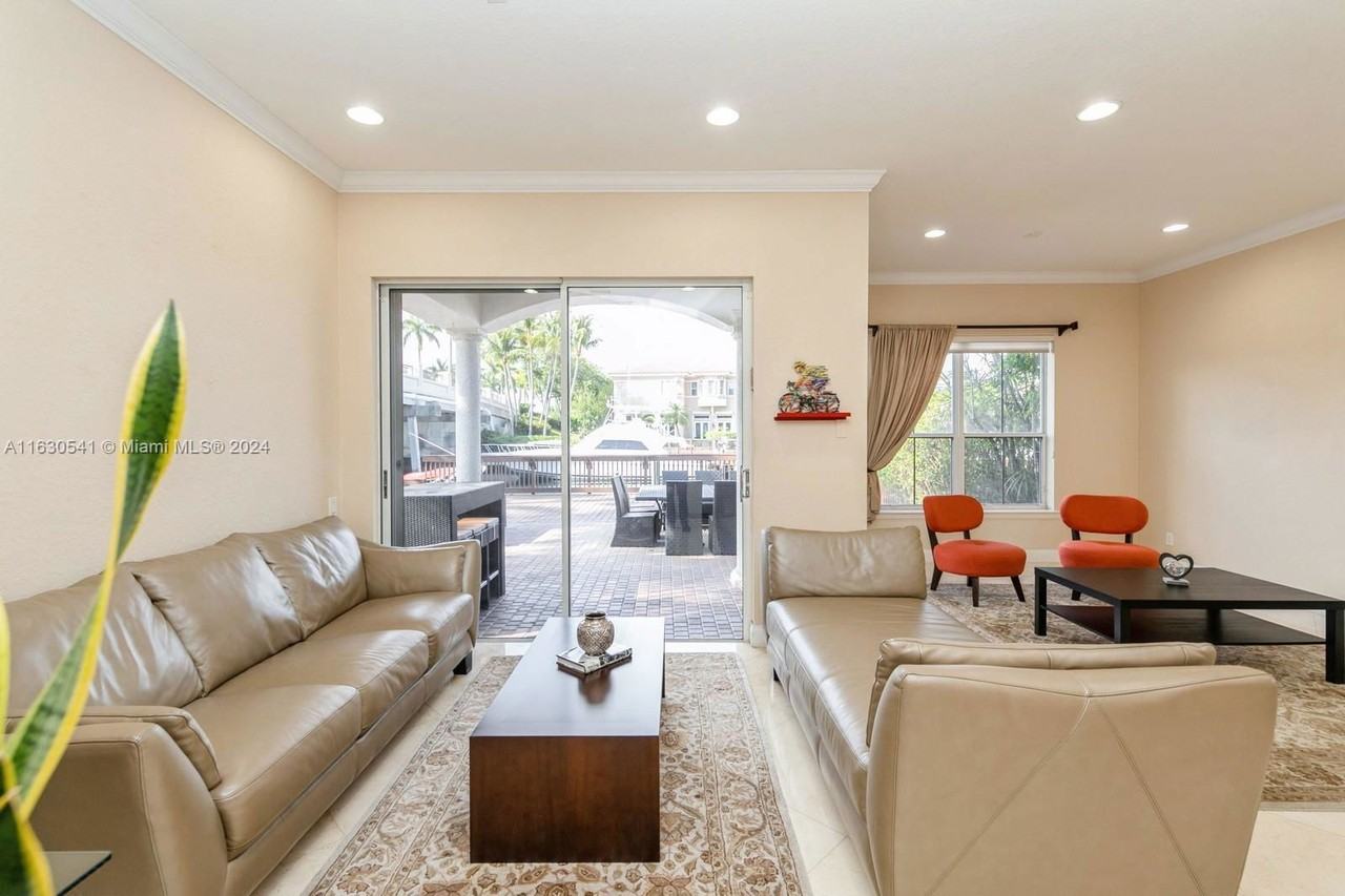 999 Harbor View North - Photo 3 of 8