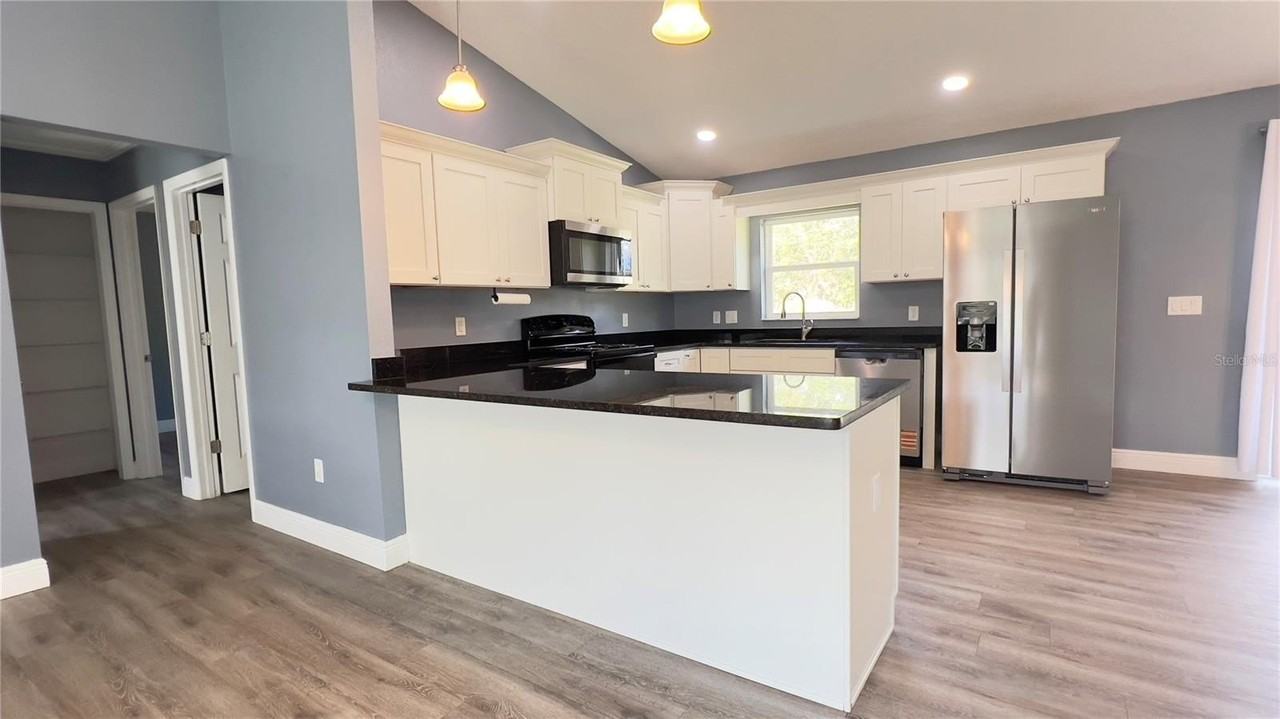 3709 W Wilhelm St - Photo 6 of 31