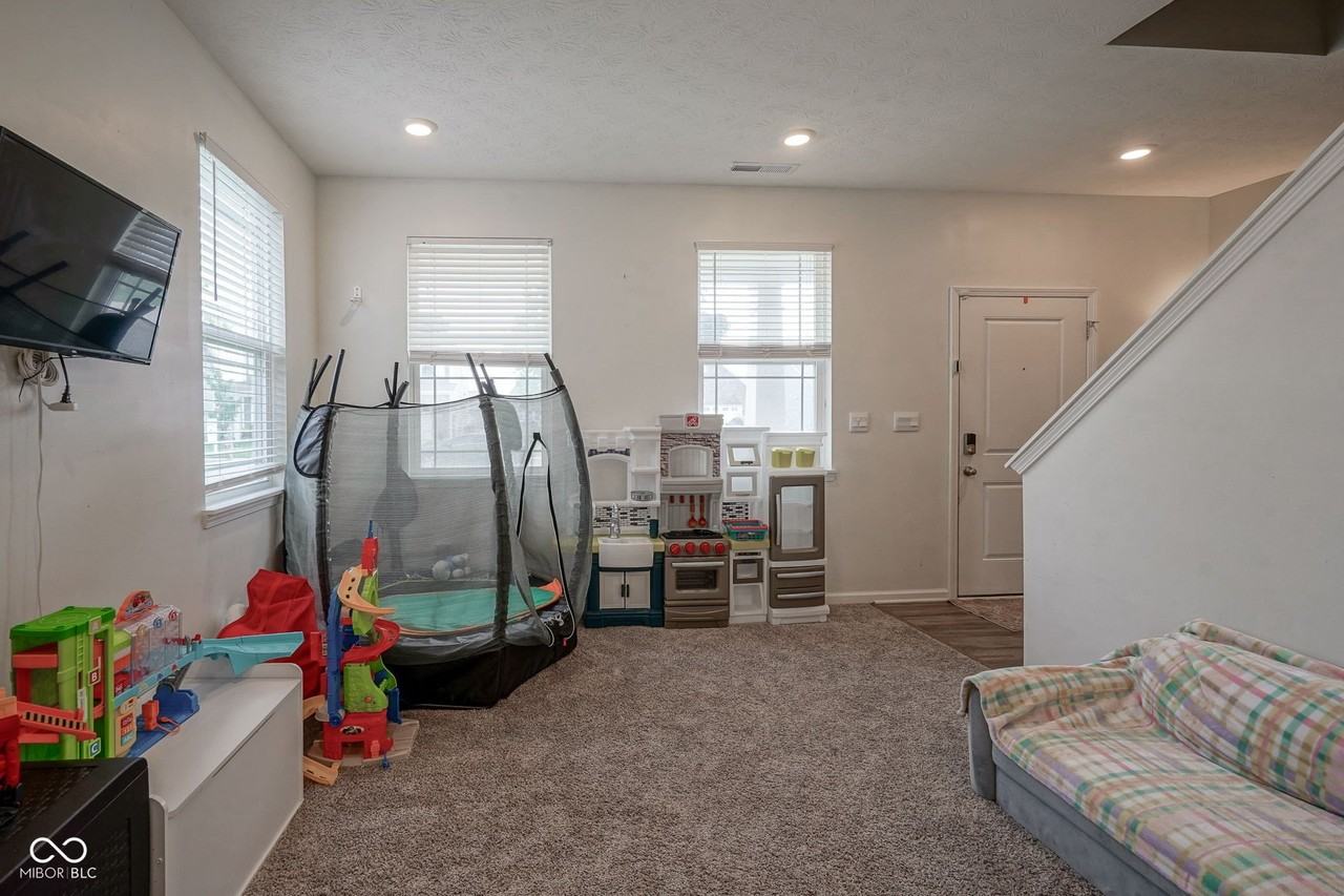 6810 Birmingham Avenue - Photo 7 of 44