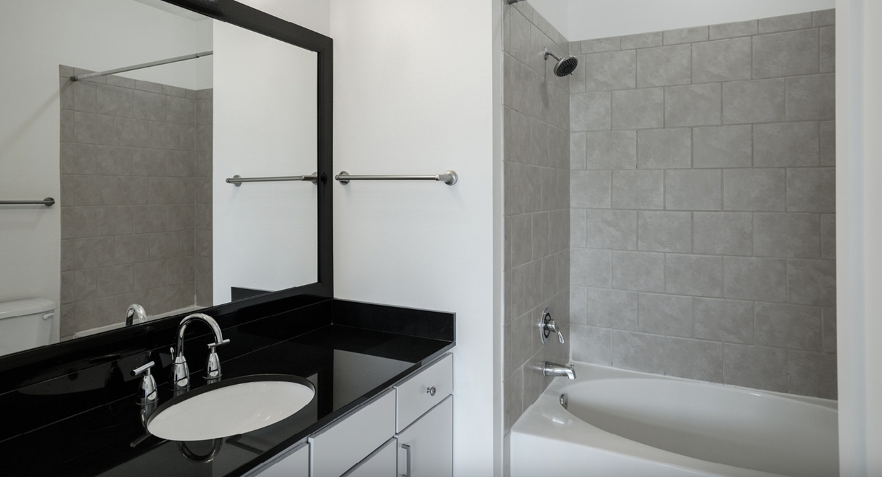 600 East Riverside Drive - Photo 6 of 14