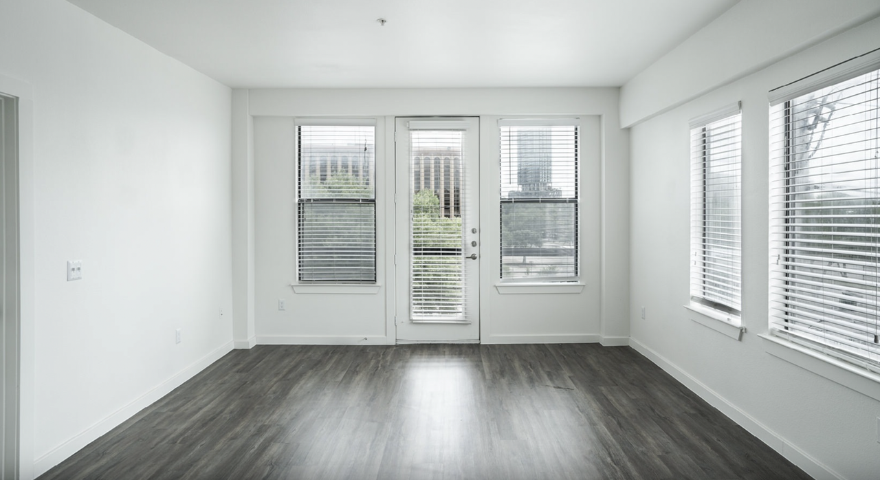 600 East Riverside Drive - Photo 2 of 14