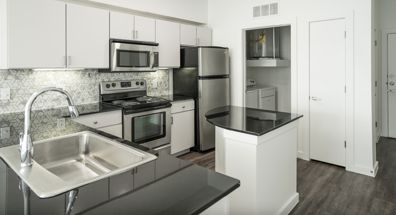 600 East Riverside Drive - Photo 3 of 14