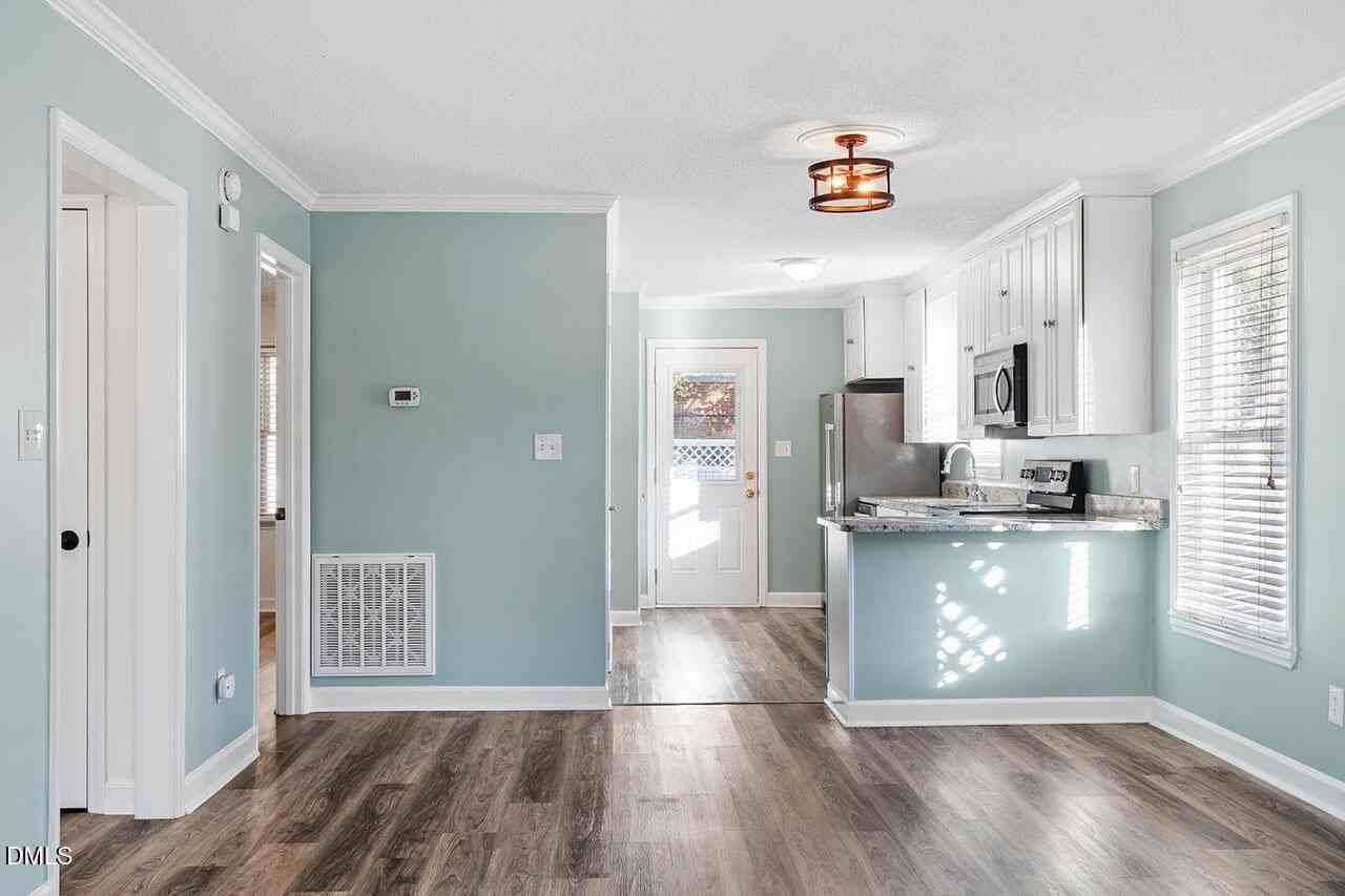 2306 Stafford Ave Apt D #D - Photo 7 of 24