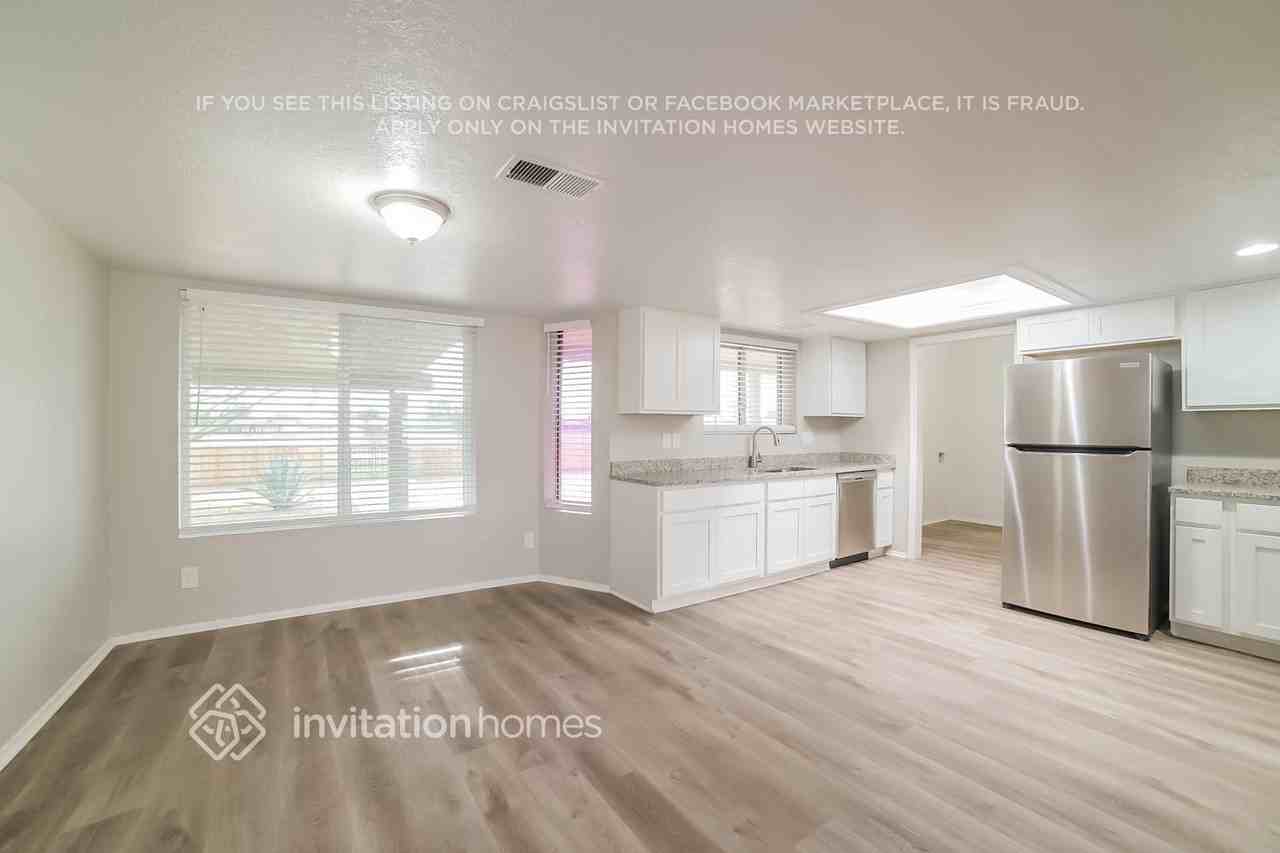 4454 N 105th Ave - Photo 3 of 15