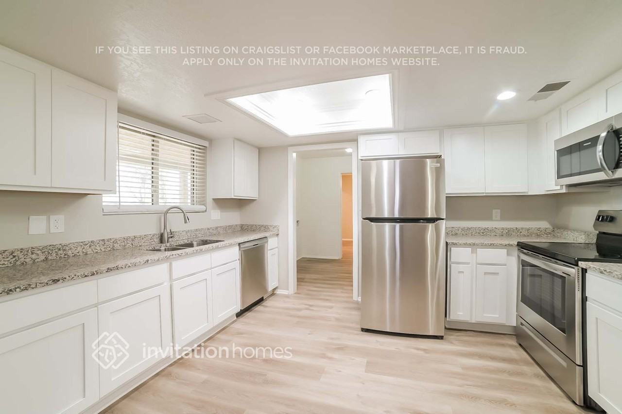 4454 N 105th Ave - Photo 4 of 15