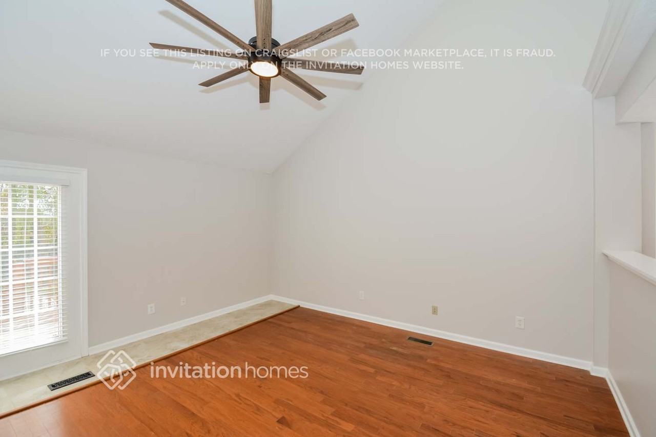 949 Chesire Way - Photo 4 of 18