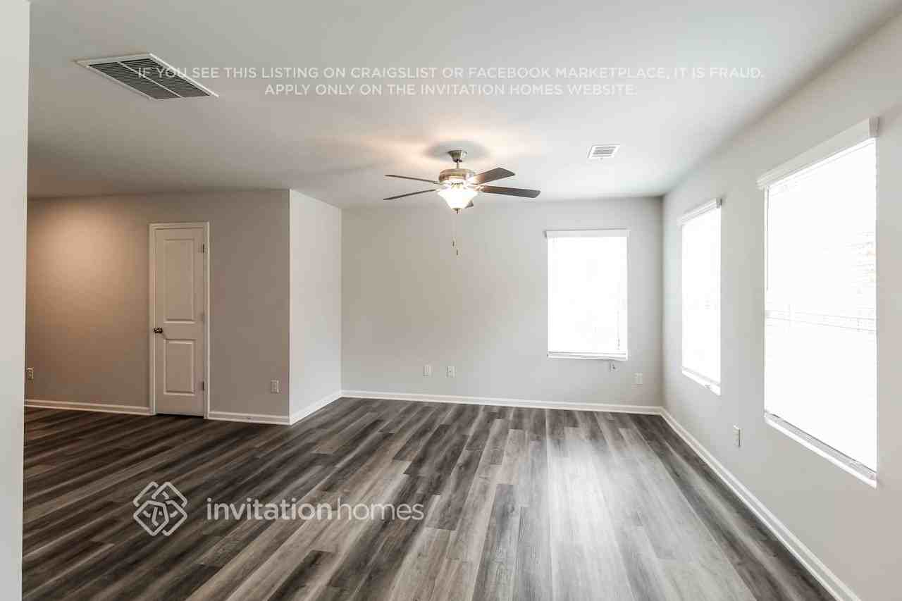 371 Amelia Ln - Photo 4 of 18