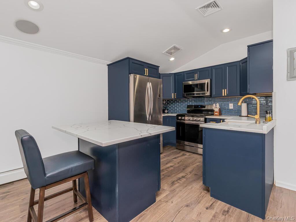 240 Bowne Street - Photo 4 of 18