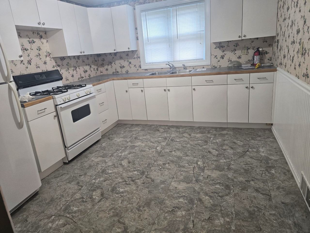 190 Clover Pl Uppr - Photo 2 of 14