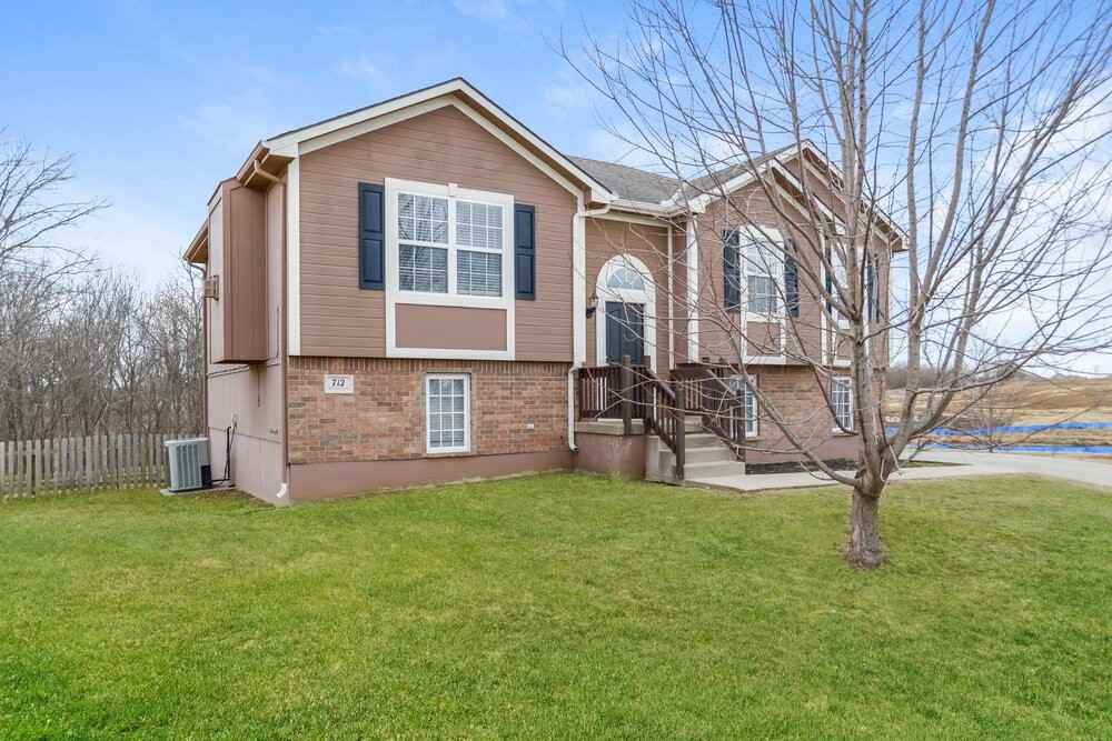 712 Hibiscus Cir - Photo 2 of 25