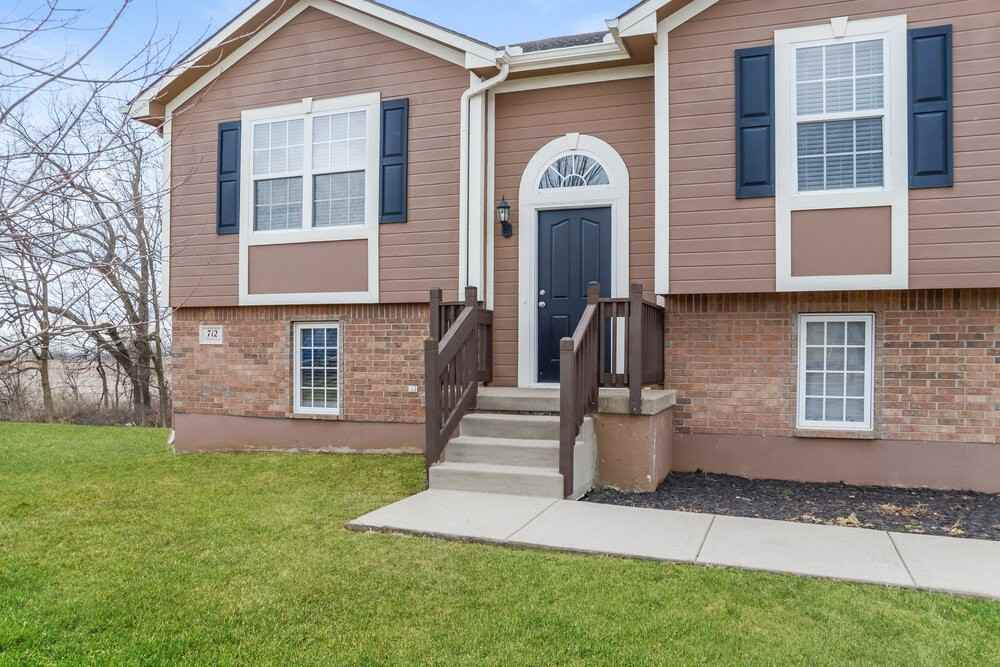 712 Hibiscus Cir - Photo 3 of 25