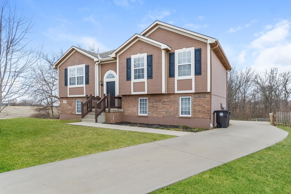 712 Hibiscus Cir - Photo 4 of 25