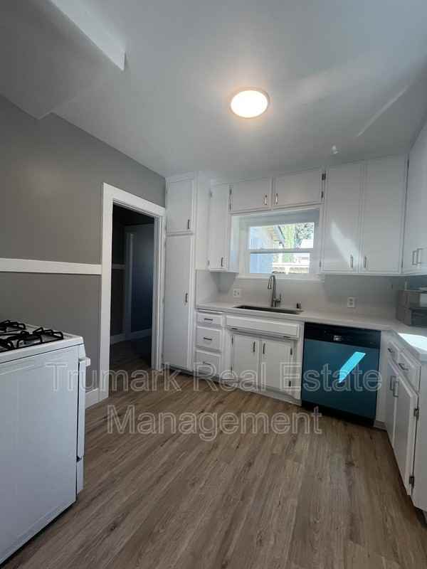 1349 E Elizabeth St - Photo 5 of 23