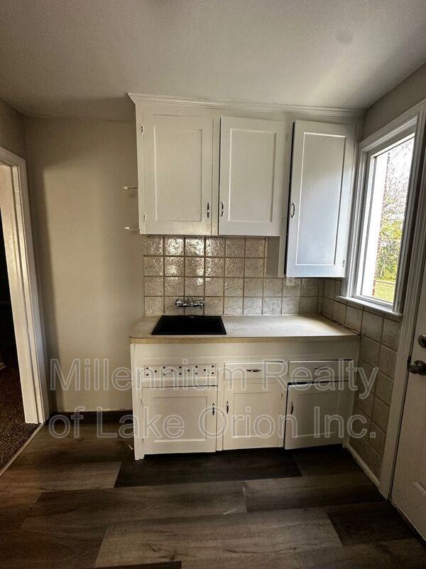 18715 Roscommon St - Photo 6 of 22