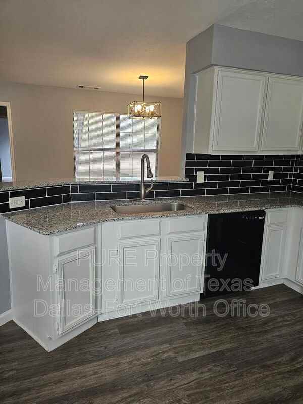 814 Castleglen Drive - Photo 4 of 24