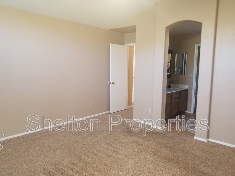 6822 W Louise Dr - Photo 4 of 10