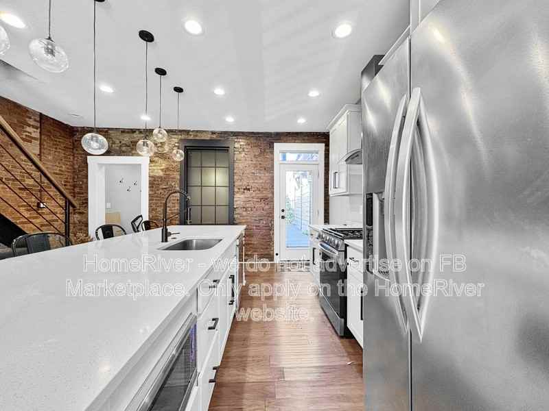 1721 Sarah St - Photo 2 of 21