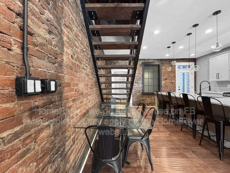 1721 Sarah St - Photo 4 of 21