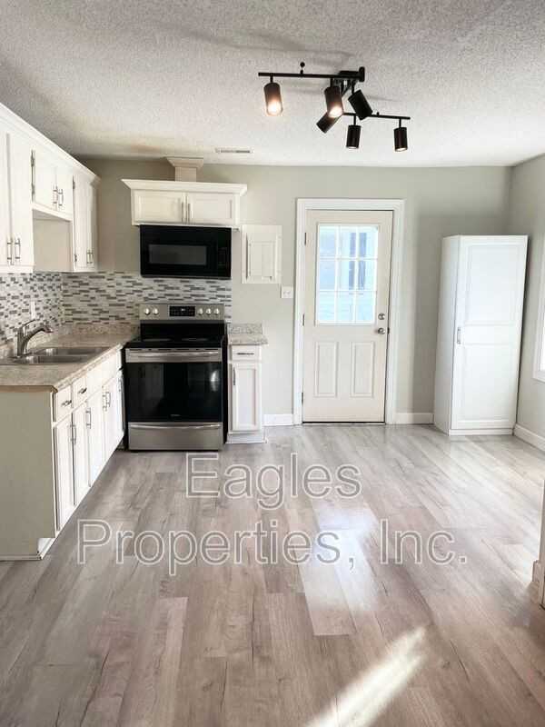 108 Head Street - Photo 3 of 10