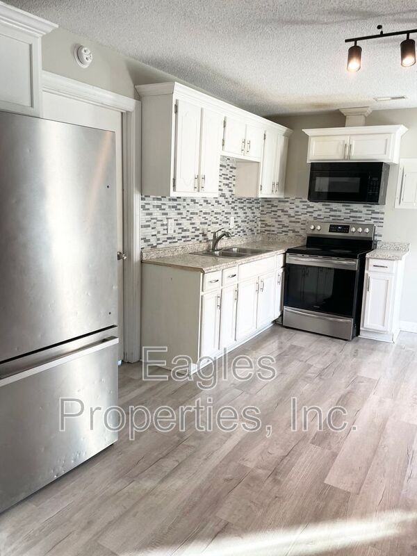 108 Head Street - Photo 4 of 10