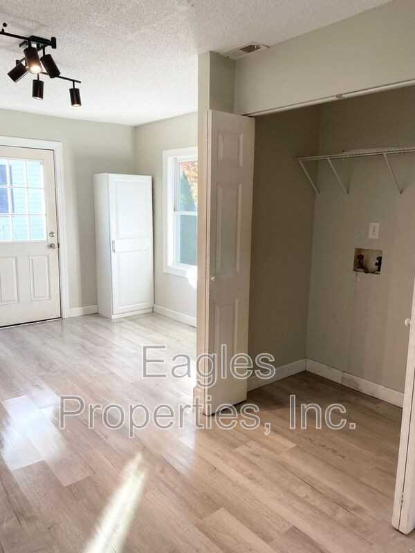 108 Head Street - Photo 5 of 10