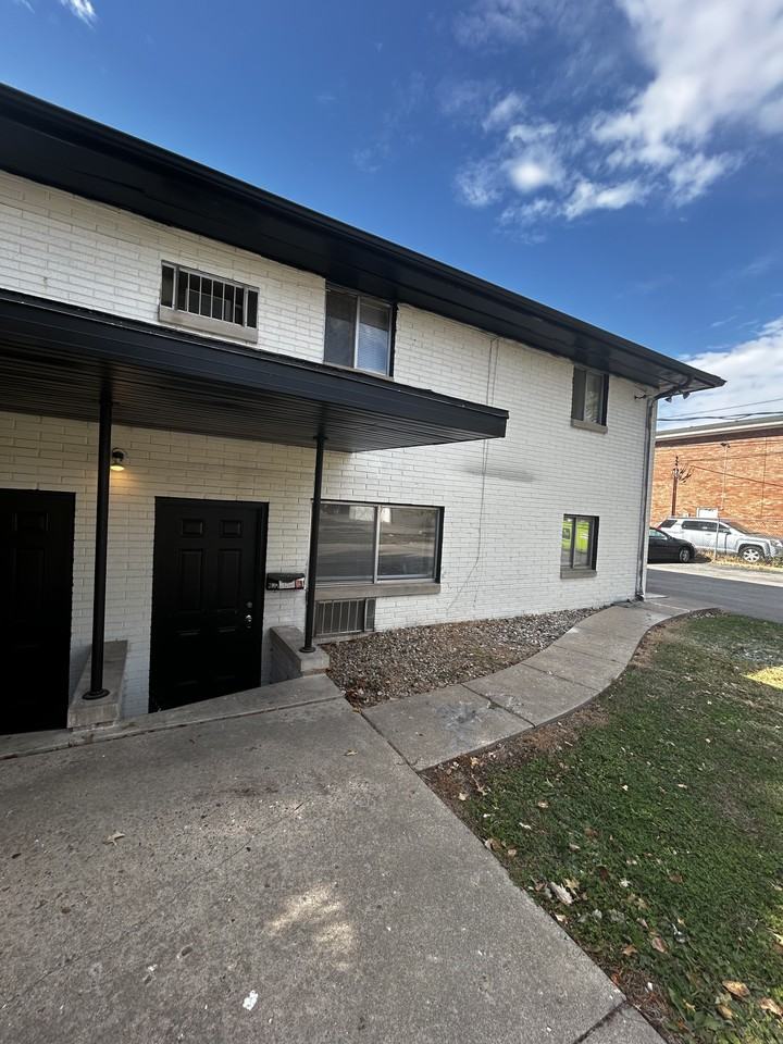 2611 West Wardcliffe Drive #B - Photo 2 of 13