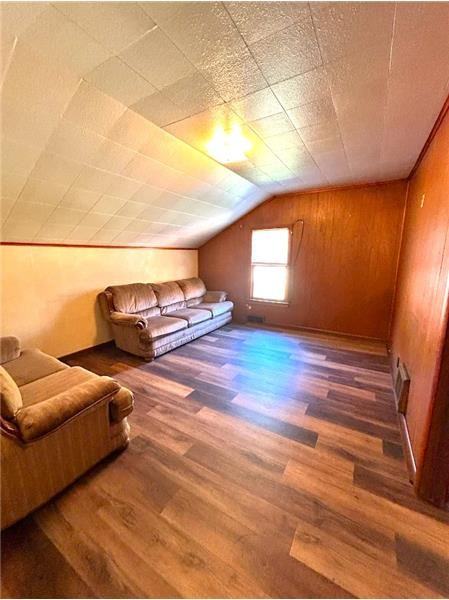 828 Cove Rd #TOP - Photo 3 of 7