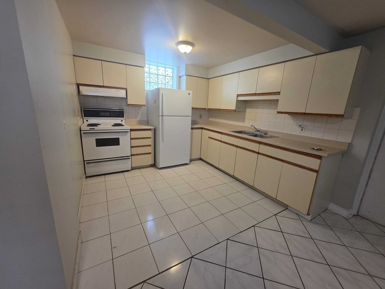 334 University Ave - Photo 2 of 17