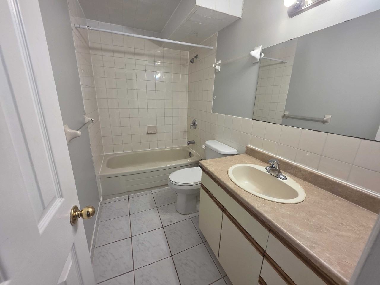 334 University Ave - Photo 4 of 17