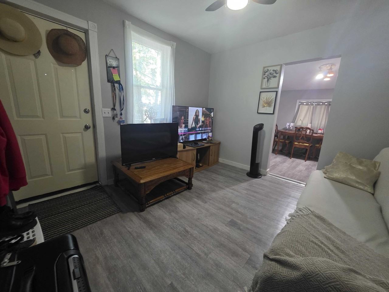 555 Division Street - Photo 3 of 10