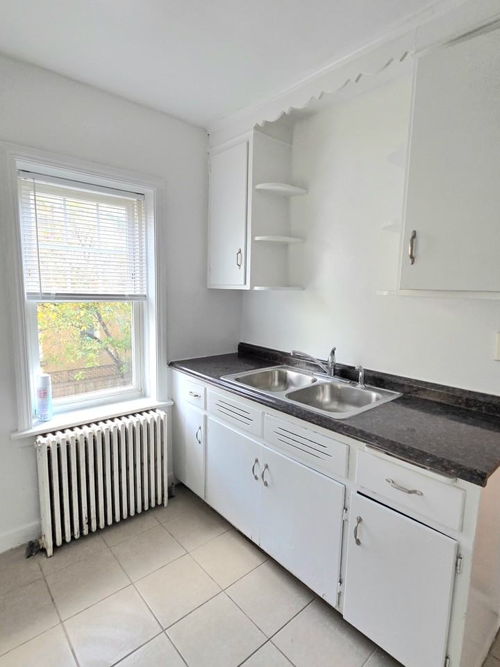 1217-27 Harvard Terrace - Photo 6 of 11