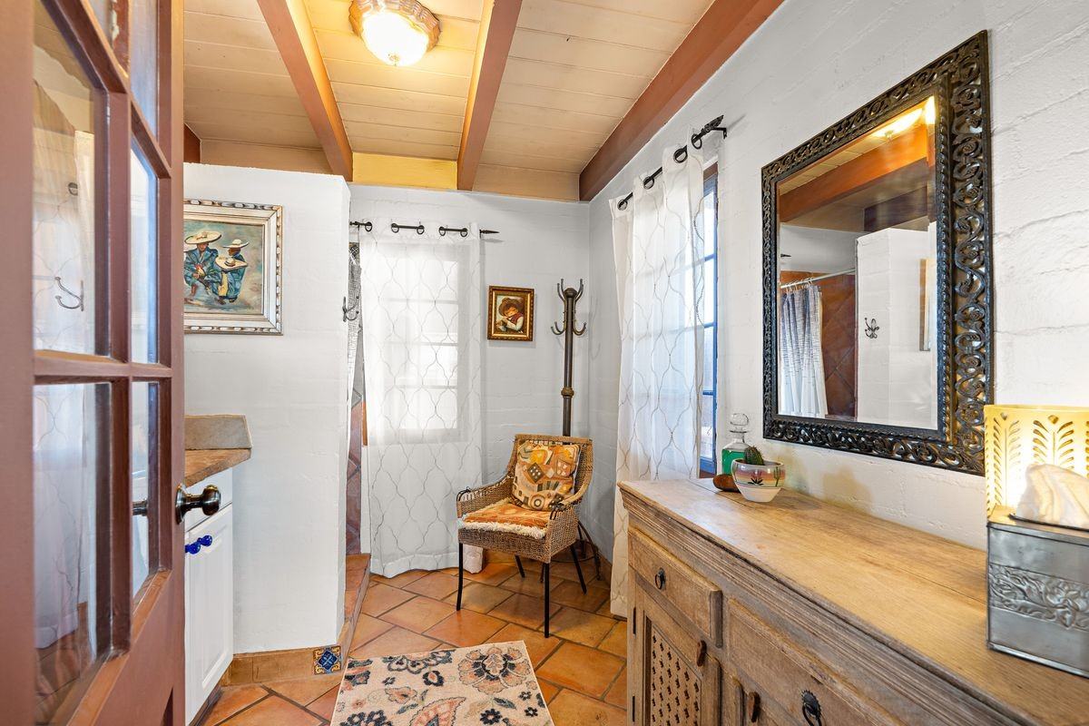 5148 Godwin Rd - Photo 3 of 43