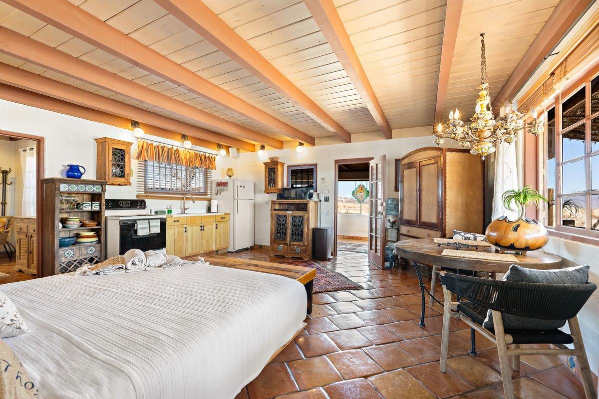 5148 Godwin Rd - Photo 6 of 43