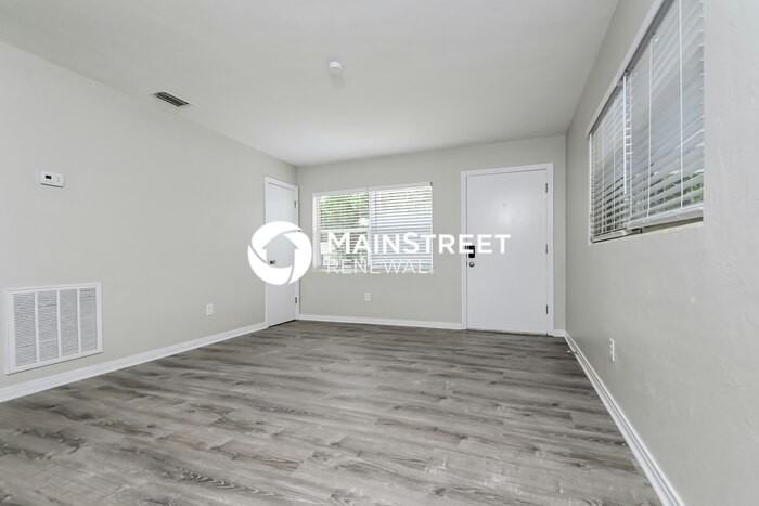 1540 Huntington St - Photo 3 of 16