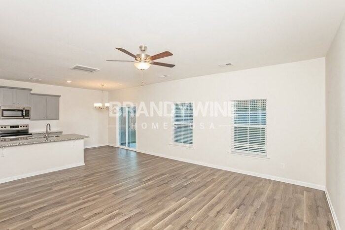 552 Glenmanor Dr - Photo 4 of 39