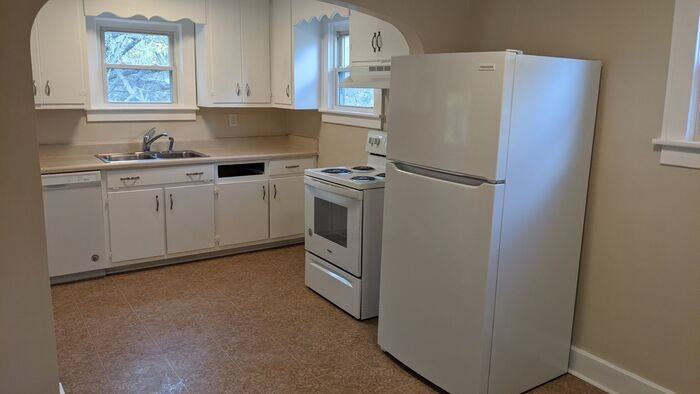 2000 Thomas Ave - Photo 4 of 9