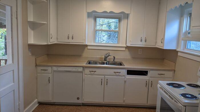 2000 Thomas Ave - Photo 5 of 9