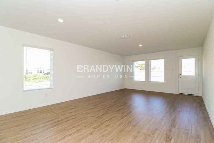 1513 Mahogany Ln - Photo 4 of 21