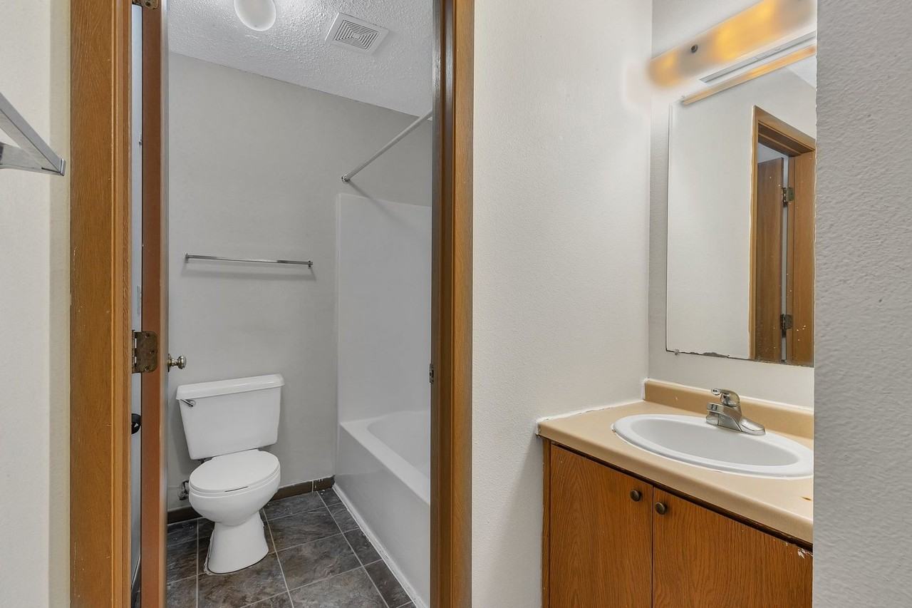 131 E Cedar St - Photo 6 of 7