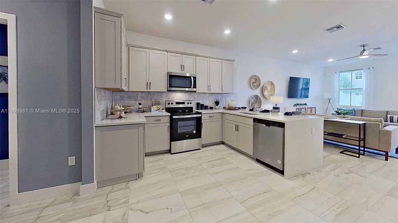 163 Sw 171st Ln - Photo 2 of 14