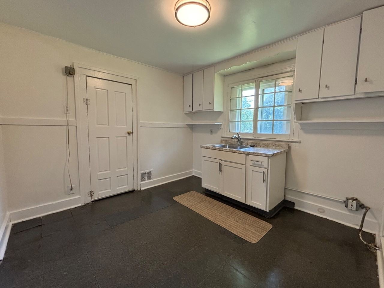 218 Spencer St - Photo 4 of 12