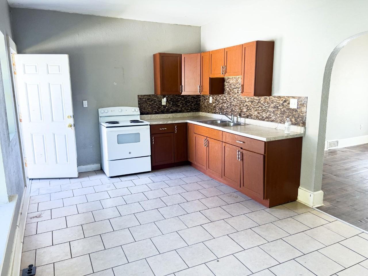 602 Southwest 7th Street - Photo 3 of 9