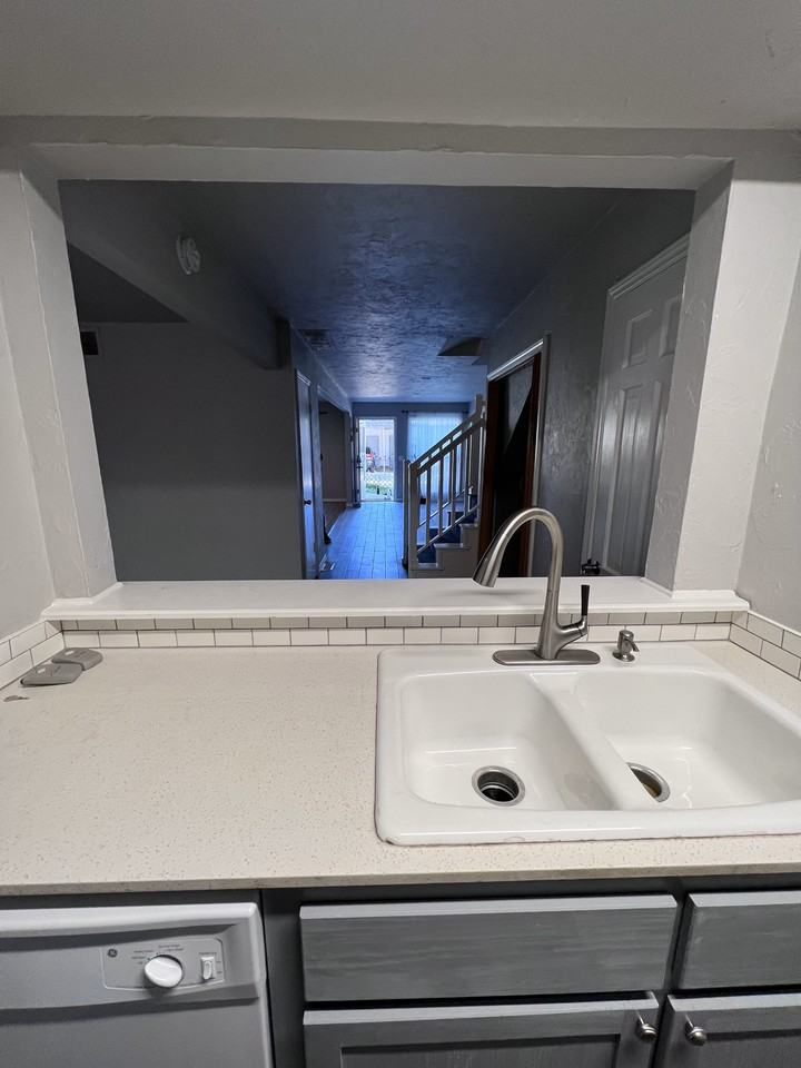 2451 Northwest 38th Street - Photo 4 of 28